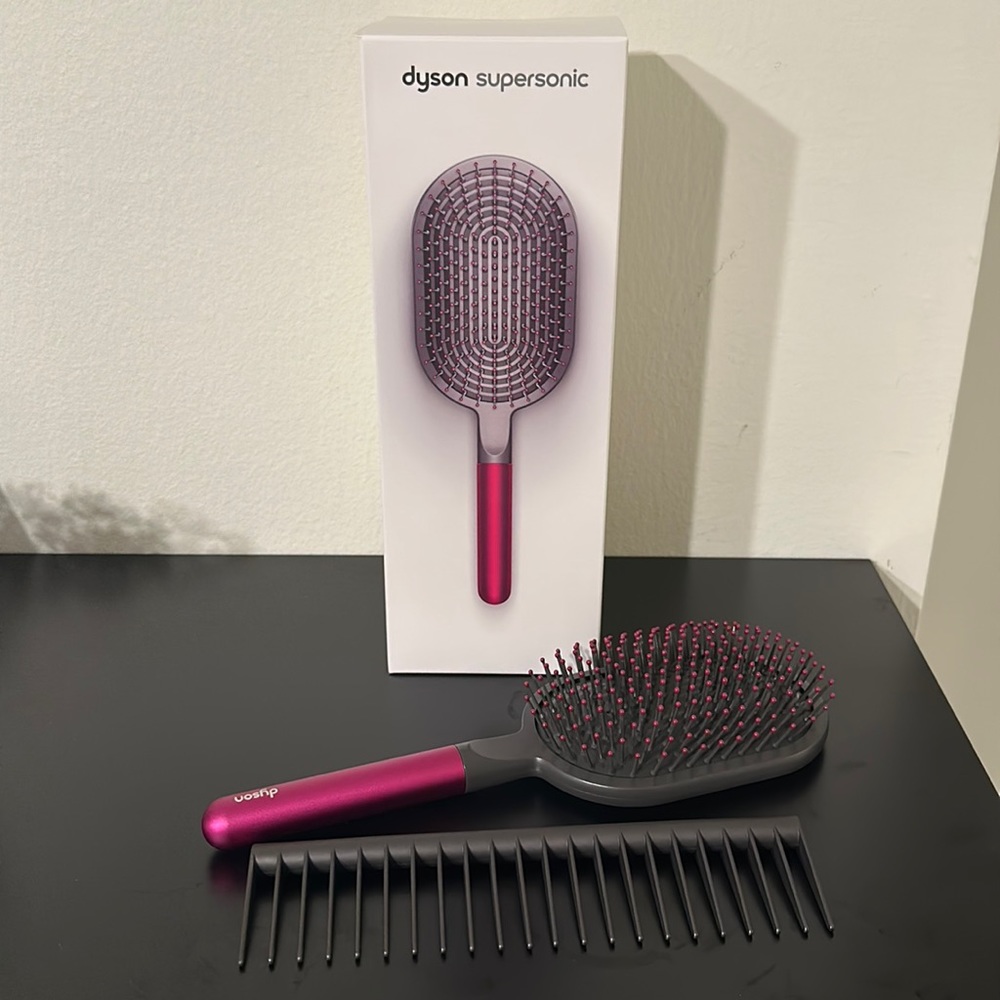 Dyson-designed Paddle brush & Dyson-designed Detangling comb